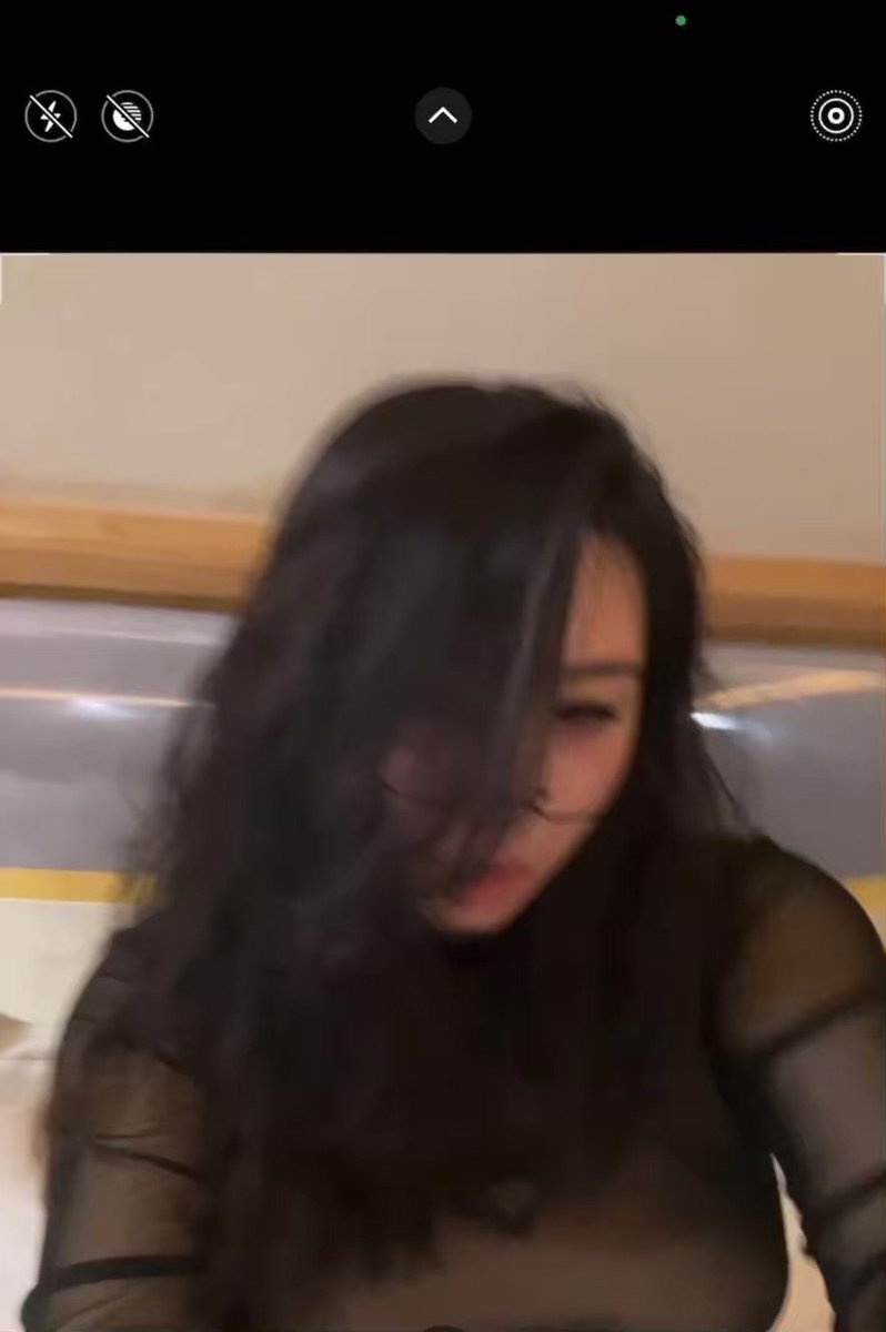是不是最喜欢我带上小眼镜盯着你的样子呢？